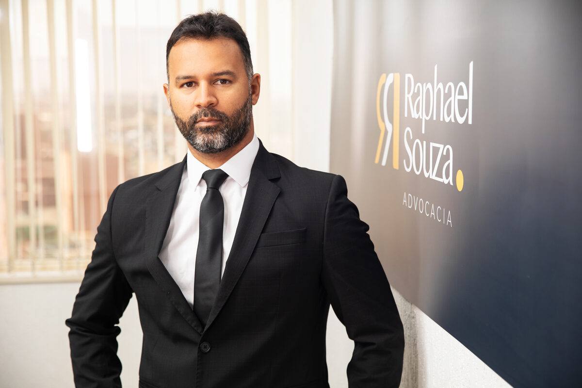 Raphael Souza, advogado especialista em criptomoedas e Direito Bancário Empresarial