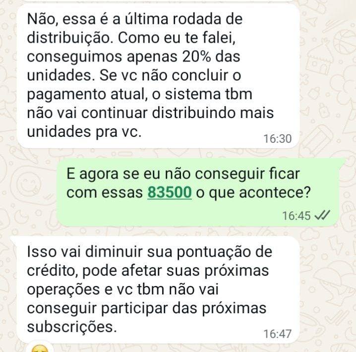 Conversa de WhatsApp em que a assistente cobra a última rodada de distribuição e ameaça baixar a pontuação de crédito